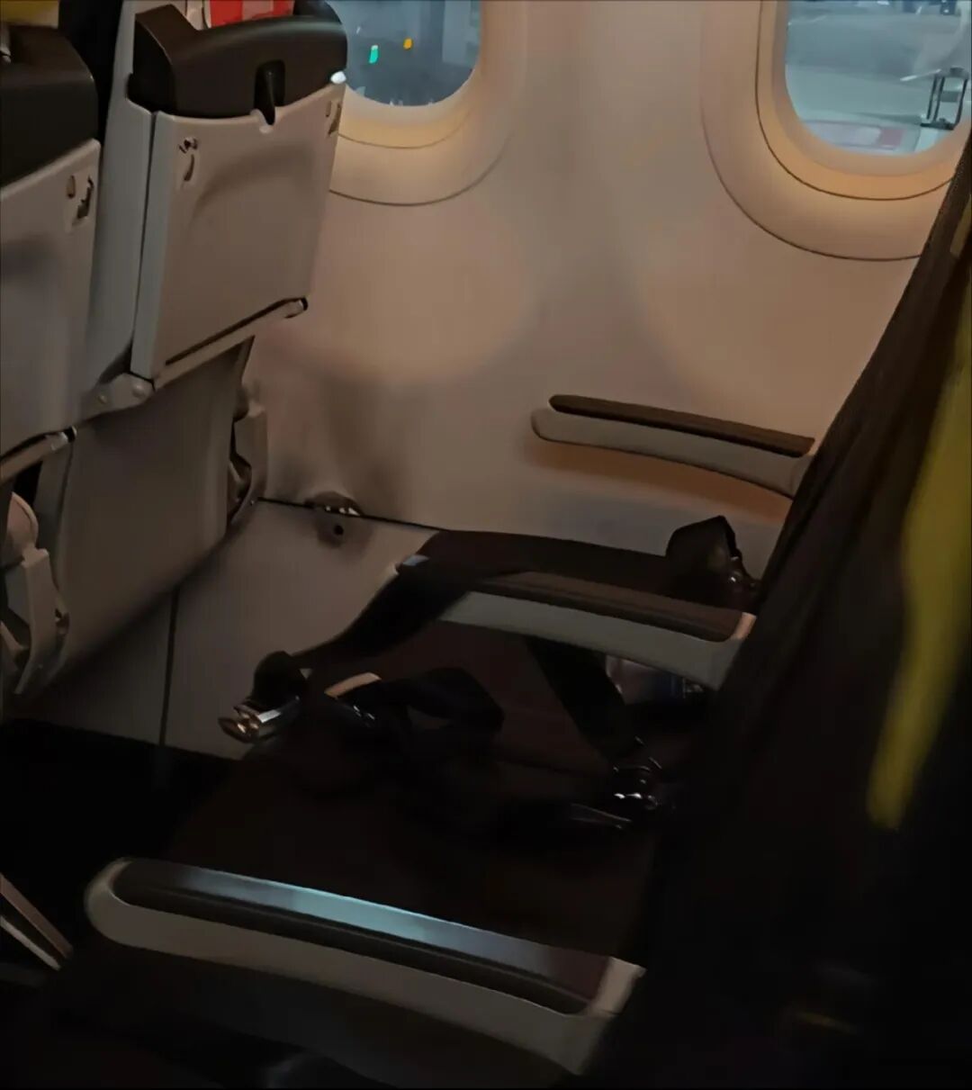 突发！香港飞新加坡航班疑乘客电脑自燃！_安全事故_民航资源网_CARNOC.com