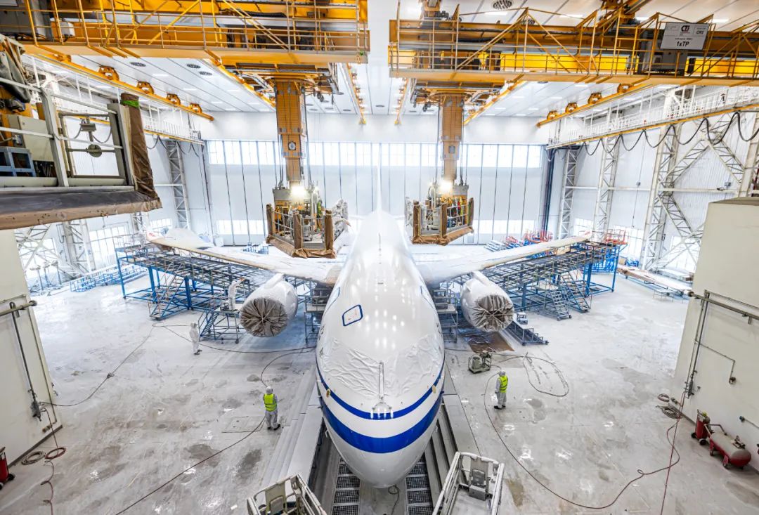 C919飞机首次“身披”五星红旗！揭秘涂装全过程_涂装彩绘_民航资源网_CARNOC.com