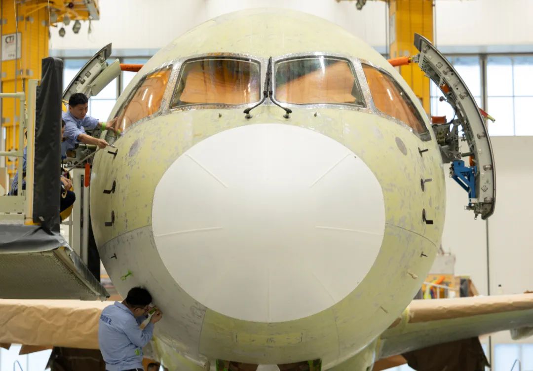 C919飞机首次“身披”五星红旗！揭秘涂装全过程_涂装彩绘_民航资源网_CARNOC.com