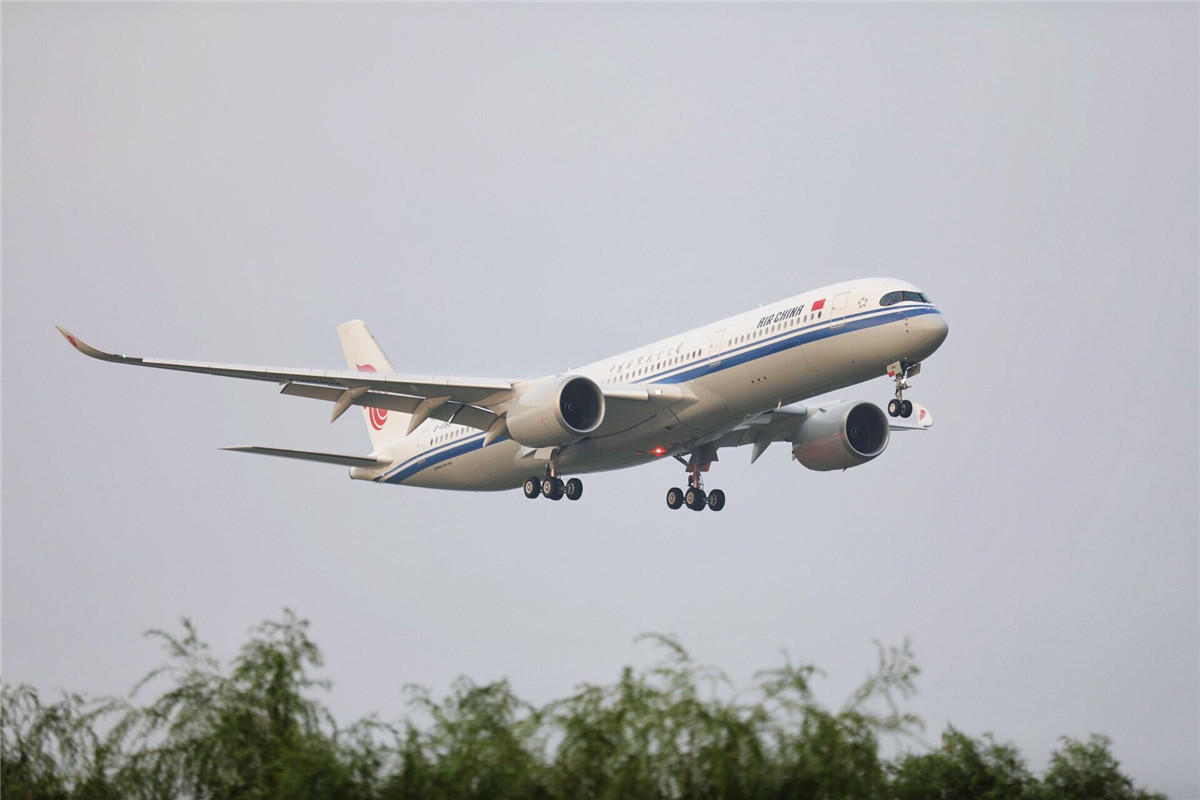 国航首架a350降落北京首都机场(摄影:陈卓)