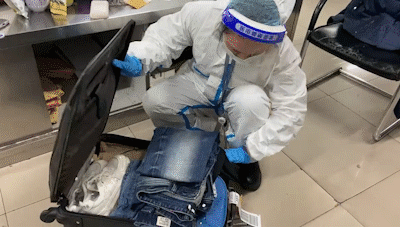 當X光機對違禁物品進行初步識別後還需要人工核實也就是要經過開檢員的開箱檢查 翻衣服掏荷包 兩(liang) 三分鍾“抓目標” 行李分揀區裏“嗡嗡嗡”的機器運轉聲不盡於(yu) 耳行李在轉盤上逐一過檢一旦發現箱內(nei) 有異樣安檢員就在電腦上標注出違禁物品的位置 一旁待命的伍湘蘭(lan) 立即行動起來她迅速跑到電腦前看一眼違禁品的大致位置隨後蹲下著手開箱 均勻查驗一件行李需要兩(liang) 三分鍾 麵對帶鎖的密碼箱伍湘蘭(lan) 需要先和旅客聯係獲取密碼然後爽利地開箱打開裝滿衣物的箱子開始上上下下地翻找 打火機、電子煙等小型物品 往往要一件一件的 摸口袋、翻荷包 找到“目標”後伍湘蘭(lan) 整理好旅客的物品 起身填寫(xie) 一張開包通知單 塞到箱內(nei) 後關(guan) 箱 整個(ge) 操縱一氣嗬成 檢查完後
-航運