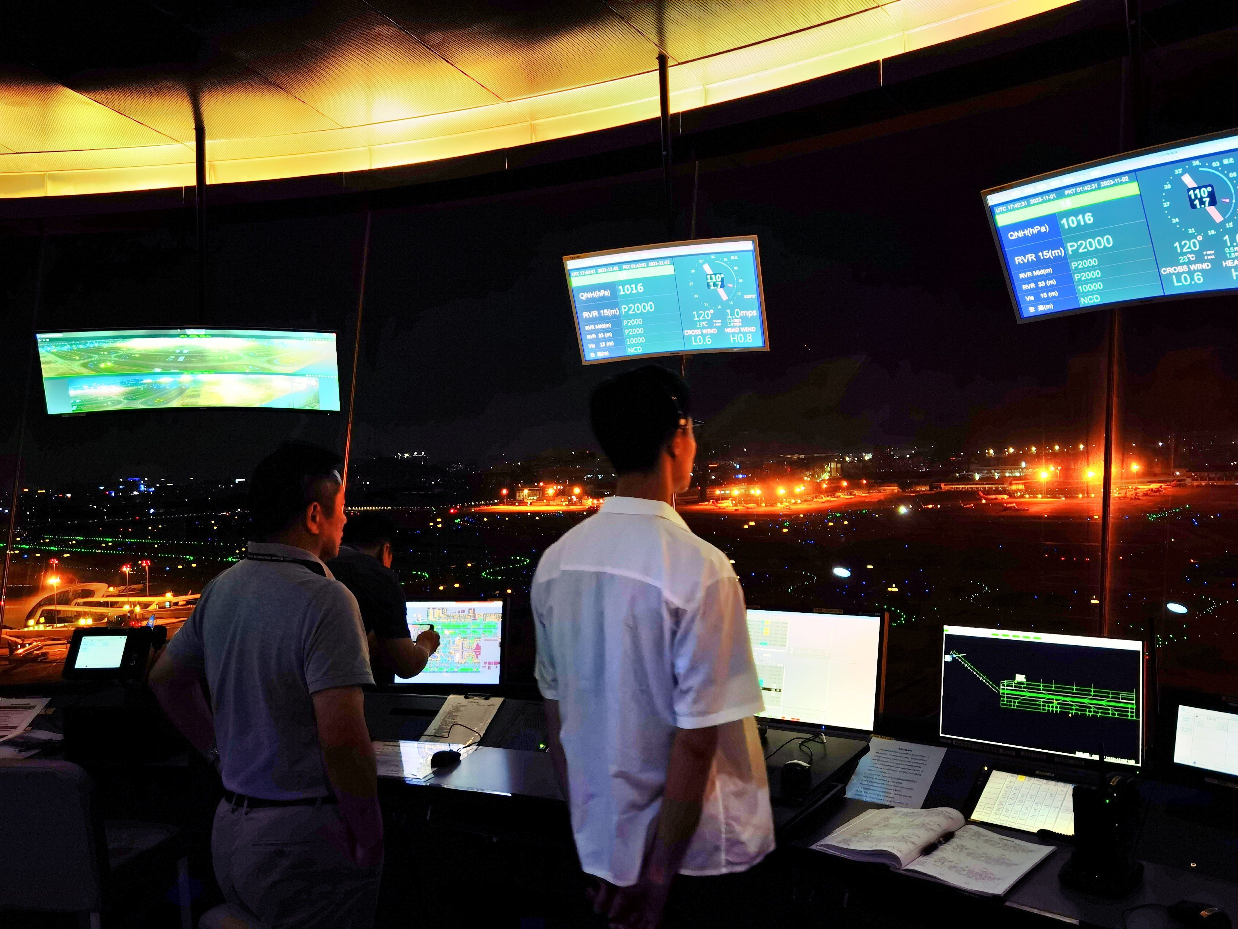 首架实施减噪声飞行程序航班塔台指挥现场