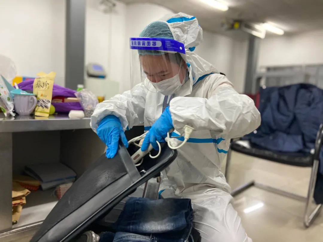 當X光機對違禁物品進行初步識別後還需要人工核實也就是要經過開檢員的開箱檢查 翻衣服掏荷包 兩(liang) 三分鍾“抓目標” 行李分揀區裏“嗡嗡嗡”的機器運轉聲不盡於(yu) 耳行李在轉盤上逐一過檢一旦發現箱內(nei) 有異樣安檢員就在電腦上標注出違禁物品的位置 一旁待命的伍湘蘭(lan) 立即行動起來她迅速跑到電腦前看一眼違禁品的大致位置隨後蹲下著手開箱 均勻查驗一件行李需要兩(liang) 三分鍾 麵對帶鎖的密碼箱伍湘蘭(lan) 需要先和旅客聯係獲取密碼然後爽利地開箱打開裝滿衣物的箱子開始上上下下地翻找 打火機、電子煙等小型物品 往往要一件一件的 摸口袋、翻荷包 找到“目標”後伍湘蘭(lan) 整理好旅客的物品 起身填寫(xie) 一張開包通知單 塞到箱內(nei) 後關(guan) 箱 整個(ge) 操縱一氣嗬成 檢查完後
-航運