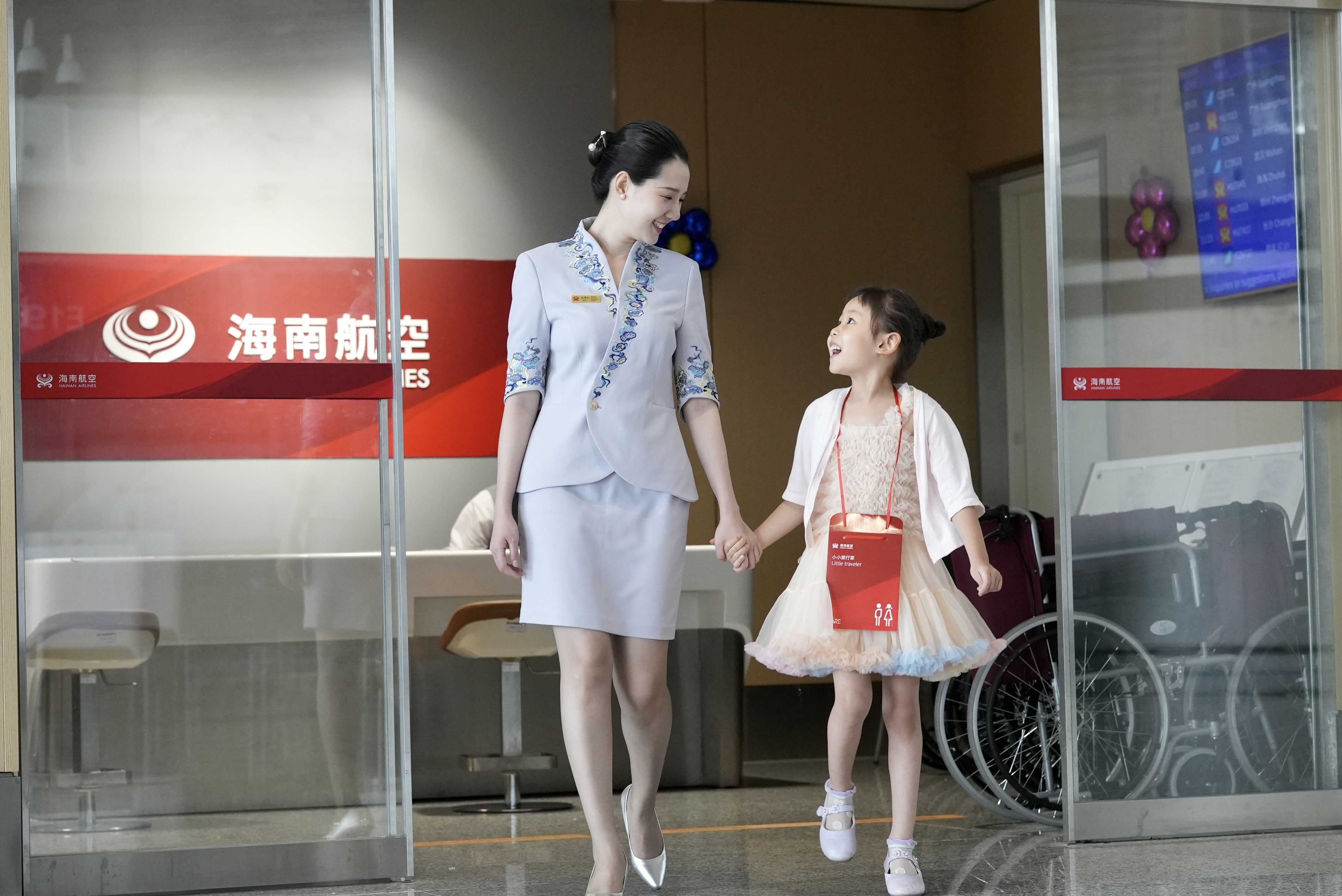 海航地服人员陪伴“无陪儿童”乘机（李耀乐