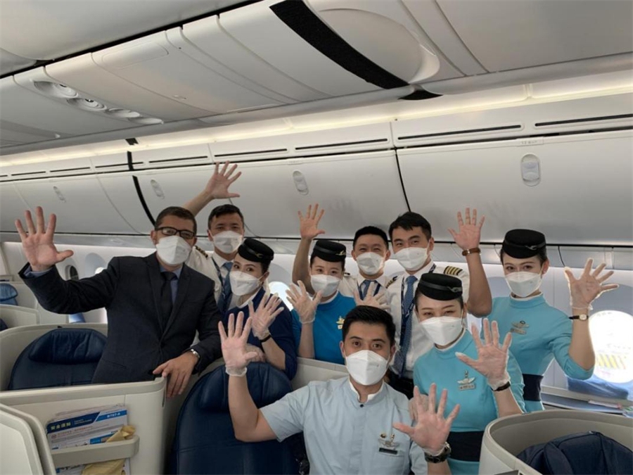 负责考核厦航的审计员(左一)与厦航乘务组合影