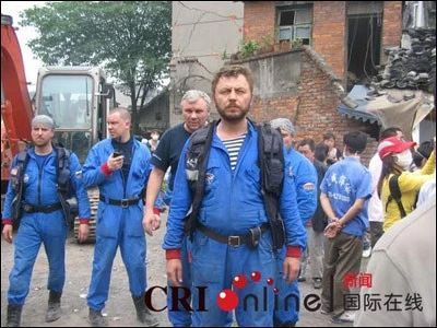 俄罗斯你咋把物资扔下就跑了?不写两句诗吗?
