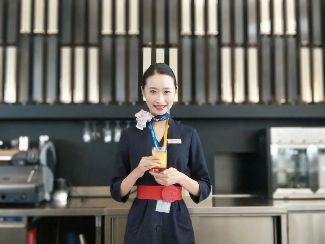 更高品质的服务,展现出自身的最优风采与热情,向世界展现出东航形象