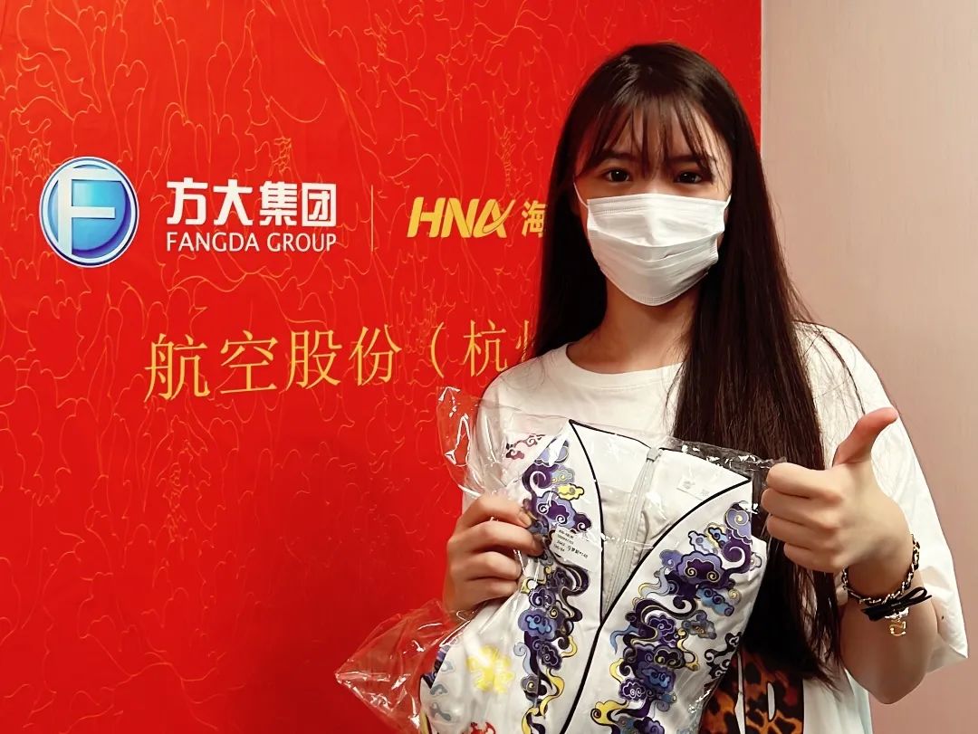 海南航空乘务制服换新装服务形象展新颜