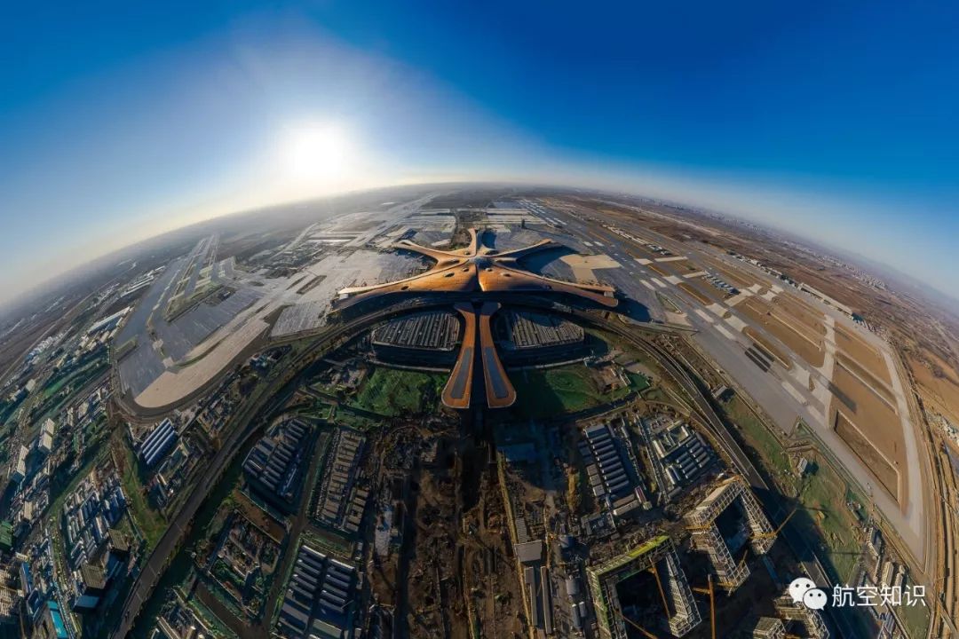 大兴国际机场定位为大型国际航空枢纽,一期工程规划建设了4条跑道,以