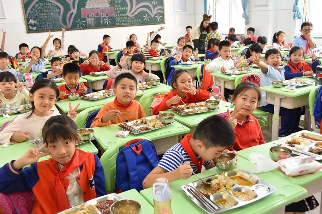 坐在教室里吃飞机餐是种怎样的体验