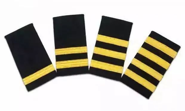 机长的肩章和绣线的标志是4条杠,飞行机组其他成员肩章为3条杠,制服