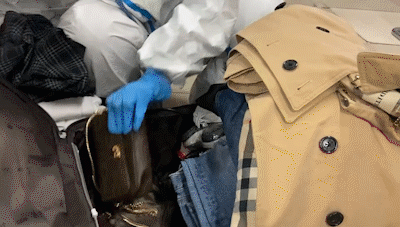 當X光機對違禁物品進行初步識別後還需要人工核實也就是要經過開檢員的開箱檢查 翻衣服掏荷包 兩(liang) 三分鍾“抓目標” 行李分揀區裏“嗡嗡嗡”的機器運轉聲不盡於(yu) 耳行李在轉盤上逐一過檢一旦發現箱內(nei) 有異樣安檢員就在電腦上標注出違禁物品的位置 一旁待命的伍湘蘭(lan) 立即行動起來她迅速跑到電腦前看一眼違禁品的大致位置隨後蹲下著手開箱 均勻查驗一件行李需要兩(liang) 三分鍾 麵對帶鎖的密碼箱伍湘蘭(lan) 需要先和旅客聯係獲取密碼然後爽利地開箱打開裝滿衣物的箱子開始上上下下地翻找 打火機、電子煙等小型物品 往往要一件一件的 摸口袋、翻荷包 找到“目標”後伍湘蘭(lan) 整理好旅客的物品 起身填寫(xie) 一張開包通知單 塞到箱內(nei) 後關(guan) 箱 整個(ge) 操縱一氣嗬成 檢查完後
-航運