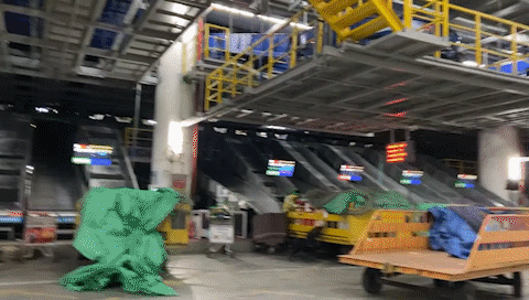 當X光機對違禁物品進行初步識別後還需要人工核實也就是要經過開檢員的開箱檢查 翻衣服掏荷包 兩(liang) 三分鍾“抓目標” 行李分揀區裏“嗡嗡嗡”的機器運轉聲不盡於(yu) 耳行李在轉盤上逐一過檢一旦發現箱內(nei) 有異樣安檢員就在電腦上標注出違禁物品的位置 一旁待命的伍湘蘭(lan) 立即行動起來她迅速跑到電腦前看一眼違禁品的大致位置隨後蹲下著手開箱 均勻查驗一件行李需要兩(liang) 三分鍾 麵對帶鎖的密碼箱伍湘蘭(lan) 需要先和旅客聯係獲取密碼然後爽利地開箱打開裝滿衣物的箱子開始上上下下地翻找 打火機、電子煙等小型物品 往往要一件一件的 摸口袋、翻荷包 找到“目標”後伍湘蘭(lan) 整理好旅客的物品 起身填寫(xie) 一張開包通知單 塞到箱內(nei) 後關(guan) 箱 整個(ge) 操縱一氣嗬成 檢查完後
-航運