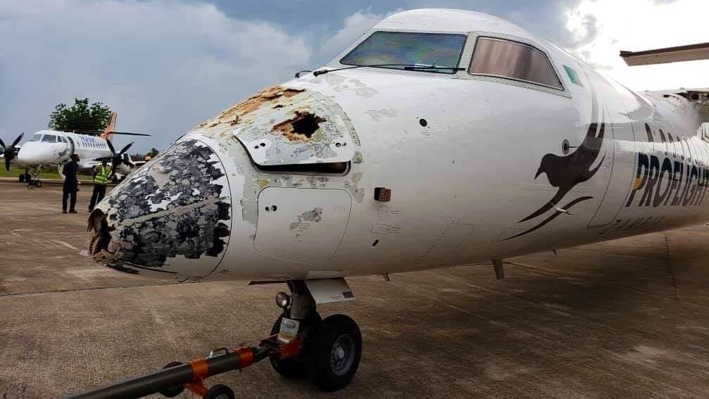 proflight航空一客机遭强冰雹袭击机身严重损坏