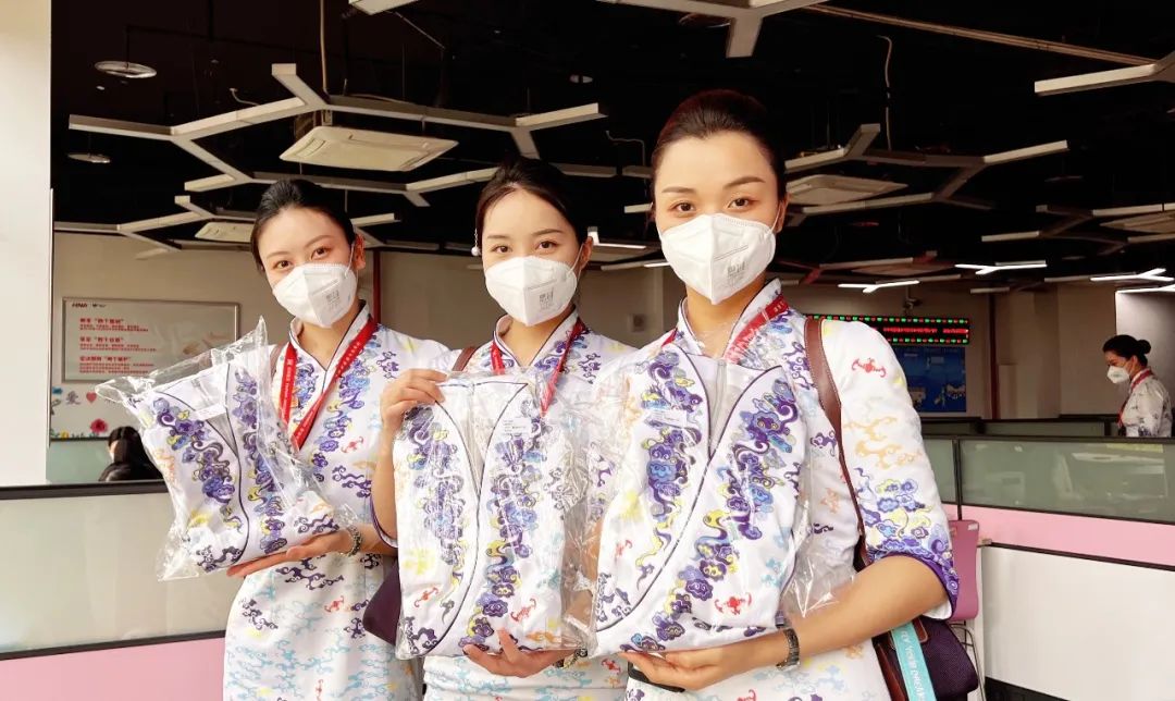 海南航空乘务制服换新装服务形象展新颜