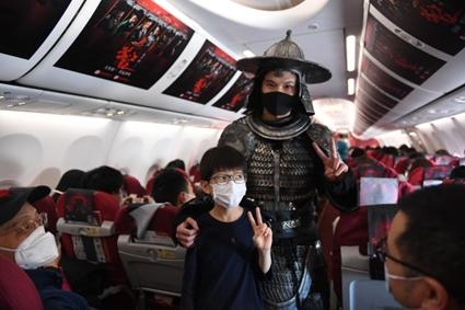 电影角色扮演者在客舱内与小旅客合影