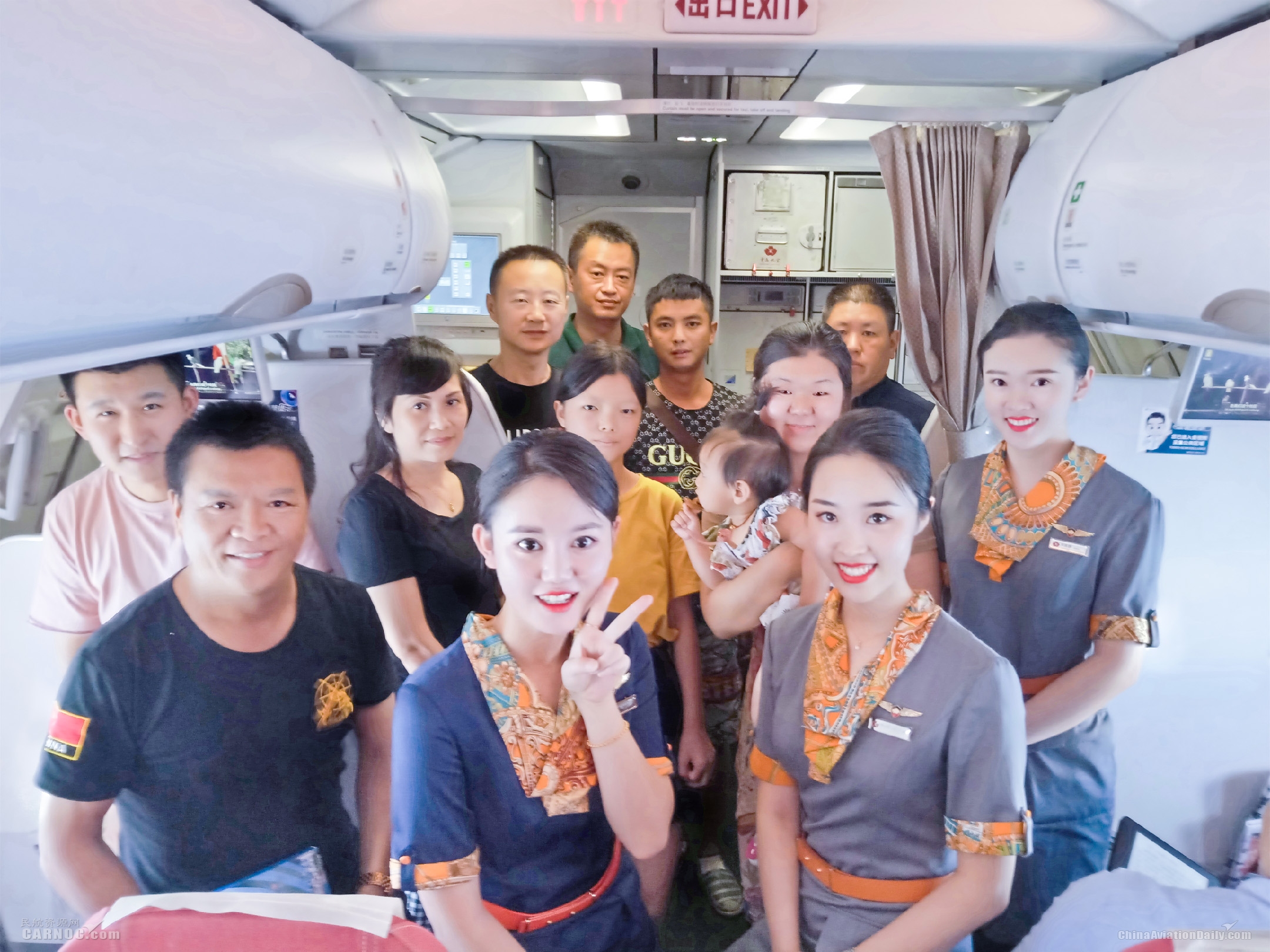 青岛航空与旅客万米高空致敬八一 Capse民航旅客服务测评 青岛航空与旅客万米高空致敬八一 Capse民航旅客服务测评