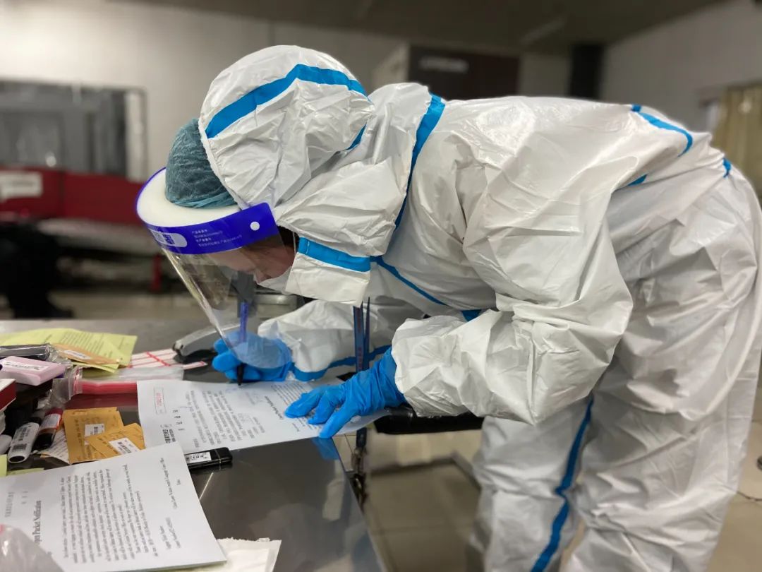 當X光機對違禁物品進行初步識別後還需要人工核實也就是要經過開檢員的開箱檢查 翻衣服掏荷包 兩(liang) 三分鍾“抓目標” 行李分揀區裏“嗡嗡嗡”的機器運轉聲不盡於(yu) 耳行李在轉盤上逐一過檢一旦發現箱內(nei) 有異樣安檢員就在電腦上標注出違禁物品的位置 一旁待命的伍湘蘭(lan) 立即行動起來她迅速跑到電腦前看一眼違禁品的大致位置隨後蹲下著手開箱 均勻查驗一件行李需要兩(liang) 三分鍾 麵對帶鎖的密碼箱伍湘蘭(lan) 需要先和旅客聯係獲取密碼然後爽利地開箱打開裝滿衣物的箱子開始上上下下地翻找 打火機、電子煙等小型物品 往往要一件一件的 摸口袋、翻荷包 找到“目標”後伍湘蘭(lan) 整理好旅客的物品 起身填寫(xie) 一張開包通知單 塞到箱內(nei) 後關(guan) 箱 整個(ge) 操縱一氣嗬成 檢查完後
-航運