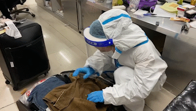 當X光機對違禁物品進行初步識別後還需要人工核實也就是要經過開檢員的開箱檢查 翻衣服掏荷包 兩(liang) 三分鍾“抓目標” 行李分揀區裏“嗡嗡嗡”的機器運轉聲不盡於(yu) 耳行李在轉盤上逐一過檢一旦發現箱內(nei) 有異樣安檢員就在電腦上標注出違禁物品的位置 一旁待命的伍湘蘭(lan) 立即行動起來她迅速跑到電腦前看一眼違禁品的大致位置隨後蹲下著手開箱 均勻查驗一件行李需要兩(liang) 三分鍾 麵對帶鎖的密碼箱伍湘蘭(lan) 需要先和旅客聯係獲取密碼然後爽利地開箱打開裝滿衣物的箱子開始上上下下地翻找 打火機、電子煙等小型物品 往往要一件一件的 摸口袋、翻荷包 找到“目標”後伍湘蘭(lan) 整理好旅客的物品 起身填寫(xie) 一張開包通知單 塞到箱內(nei) 後關(guan) 箱 整個(ge) 操縱一氣嗬成 檢查完後
-航運