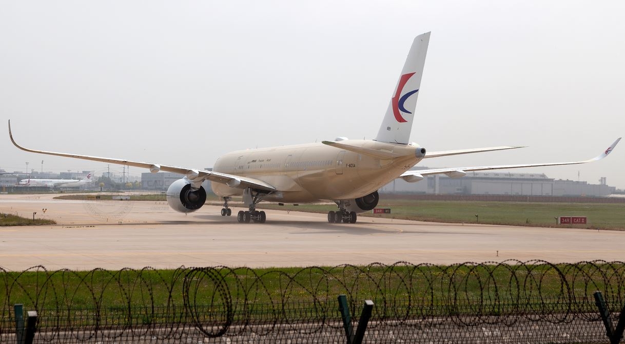 多图:即将交付东航的a350"素颜"抵达天津