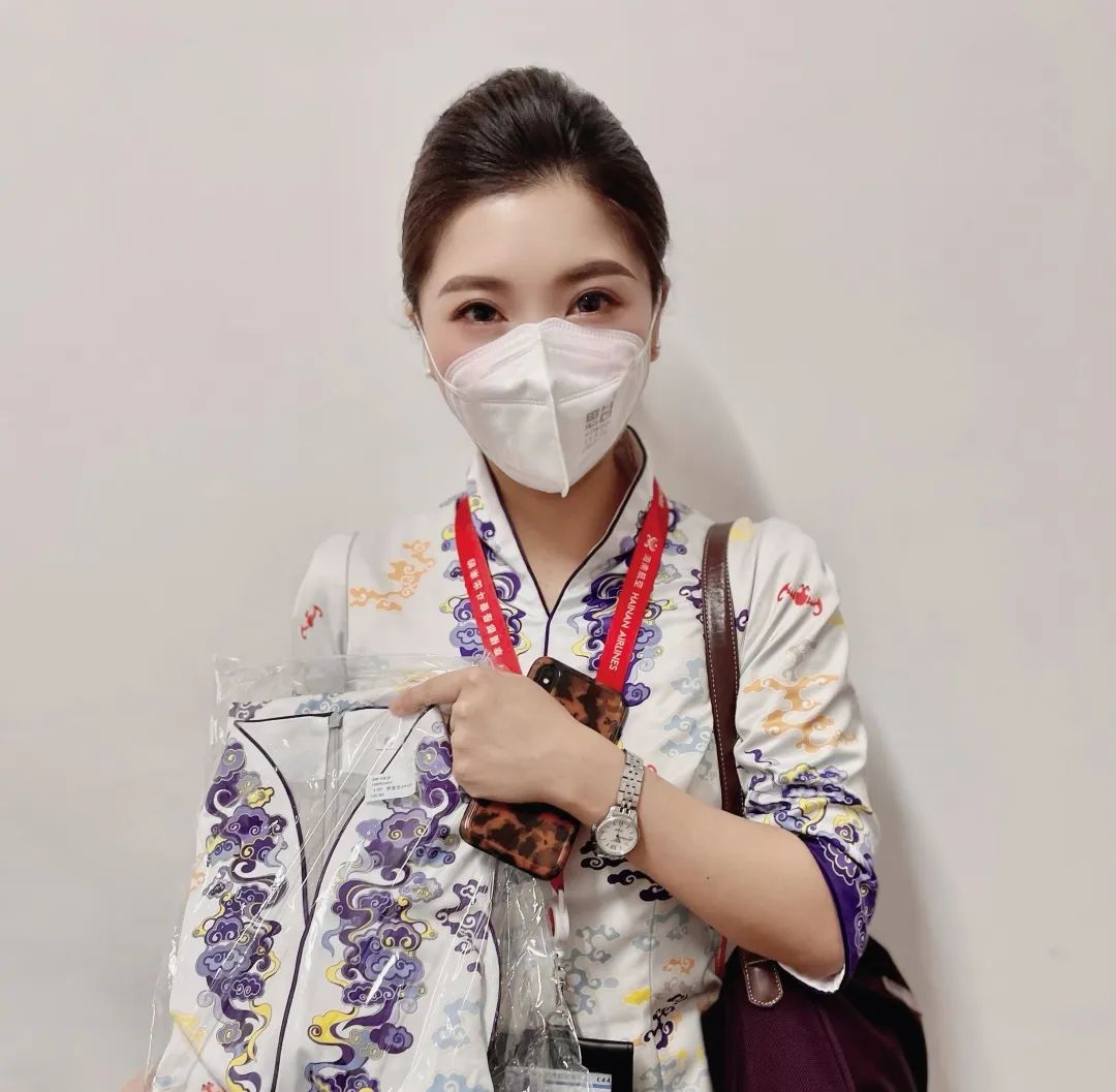 海南航空乘务制服换新装服务形象展新颜