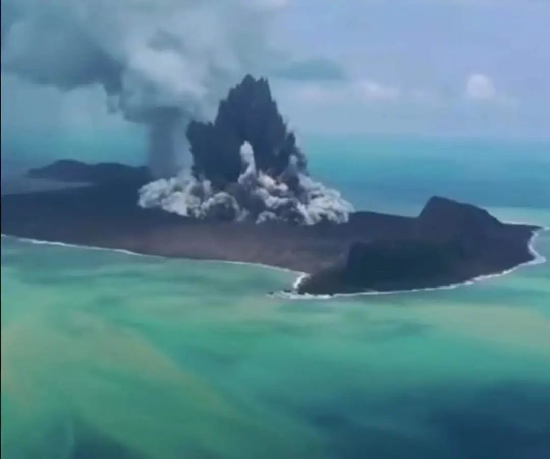 30年來規模最大的一次火山爆發!多航班公布停飛
-俄羅斯雙清