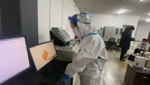 當X光機對違禁物品進行初步識別後還需要人工核實也就是要經過開檢員的開箱檢查 翻衣服掏荷包 兩(liang) 三分鍾“抓目標” 行李分揀區裏“嗡嗡嗡”的機器運轉聲不盡於(yu) 耳行李在轉盤上逐一過檢一旦發現箱內(nei) 有異樣安檢員就在電腦上標注出違禁物品的位置 一旁待命的伍湘蘭(lan) 立即行動起來她迅速跑到電腦前看一眼違禁品的大致位置隨後蹲下著手開箱 均勻查驗一件行李需要兩(liang) 三分鍾 麵對帶鎖的密碼箱伍湘蘭(lan) 需要先和旅客聯係獲取密碼然後爽利地開箱打開裝滿衣物的箱子開始上上下下地翻找 打火機、電子煙等小型物品 往往要一件一件的 摸口袋、翻荷包 找到“目標”後伍湘蘭(lan) 整理好旅客的物品 起身填寫(xie) 一張開包通知單 塞到箱內(nei) 後關(guan) 箱 整個(ge) 操縱一氣嗬成 檢查完後
-航運
