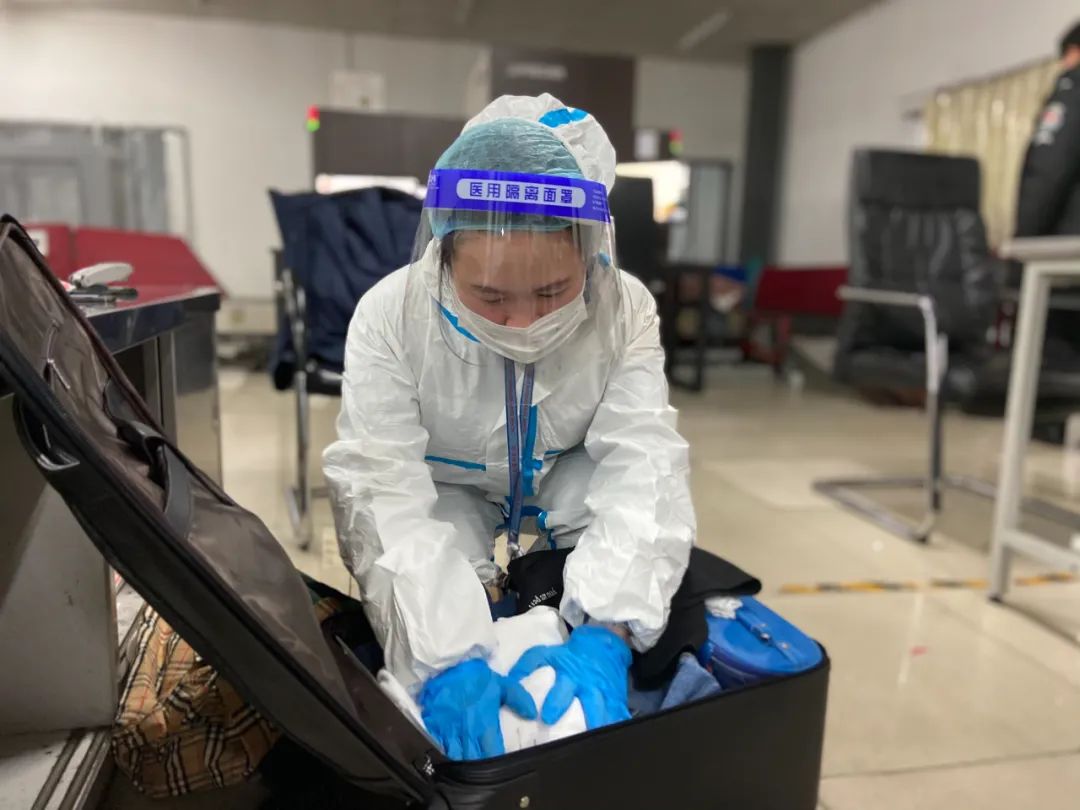 當X光機對違禁物品進行初步識別後還需要人工核實也就是要經過開檢員的開箱檢查 翻衣服掏荷包 兩(liang) 三分鍾“抓目標” 行李分揀區裏“嗡嗡嗡”的機器運轉聲不盡於(yu) 耳行李在轉盤上逐一過檢一旦發現箱內(nei) 有異樣安檢員就在電腦上標注出違禁物品的位置 一旁待命的伍湘蘭(lan) 立即行動起來她迅速跑到電腦前看一眼違禁品的大致位置隨後蹲下著手開箱 均勻查驗一件行李需要兩(liang) 三分鍾 麵對帶鎖的密碼箱伍湘蘭(lan) 需要先和旅客聯係獲取密碼然後爽利地開箱打開裝滿衣物的箱子開始上上下下地翻找 打火機、電子煙等小型物品 往往要一件一件的 摸口袋、翻荷包 找到“目標”後伍湘蘭(lan) 整理好旅客的物品 起身填寫(xie) 一張開包通知單 塞到箱內(nei) 後關(guan) 箱 整個(ge) 操縱一氣嗬成 檢查完後
-航運