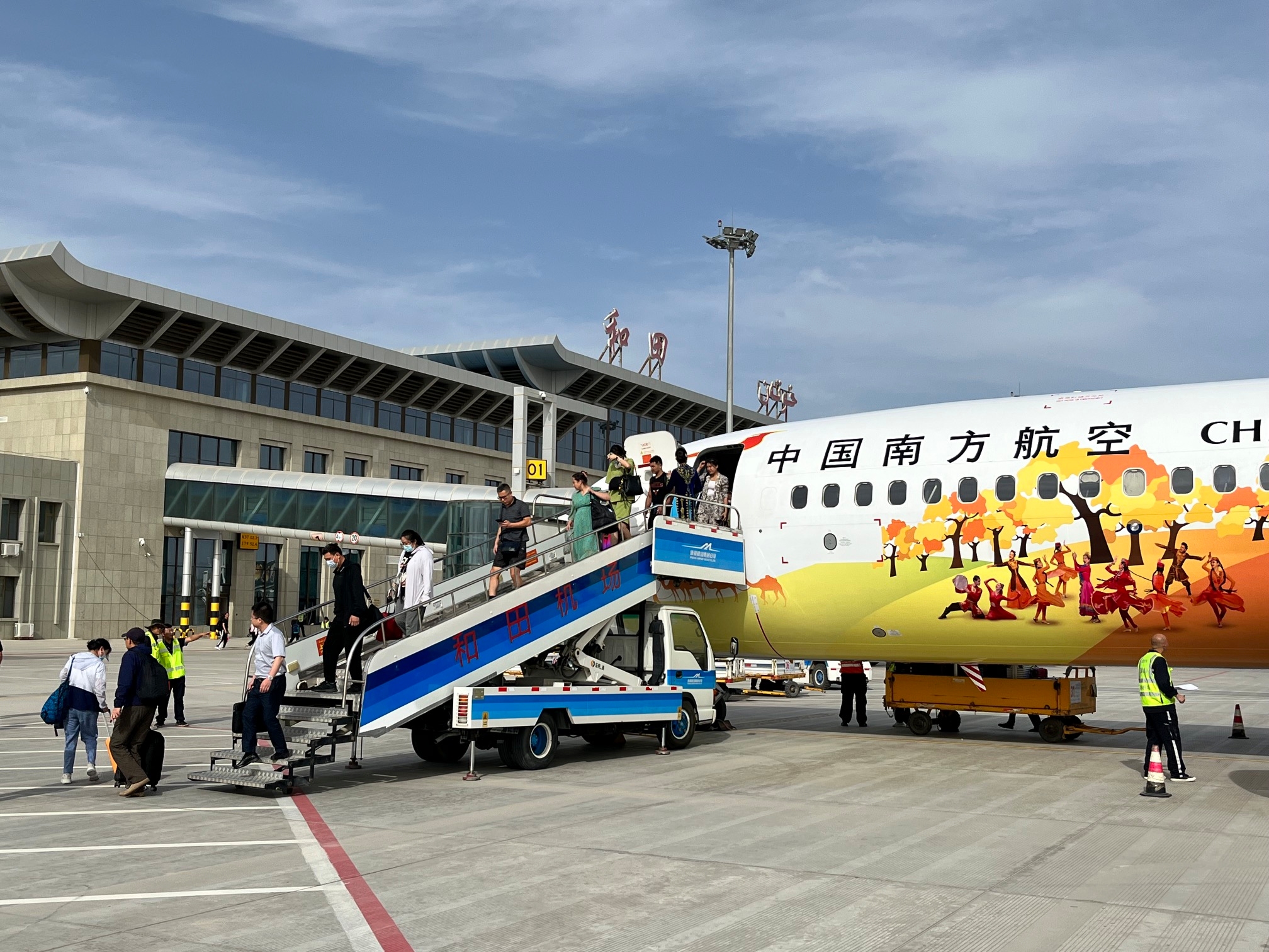 南航"新疆和田乡村振兴号"彩绘飞机正式亮相