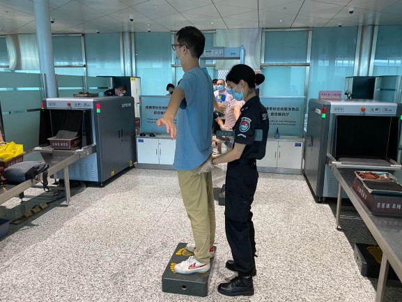 武汉天河国际机场开展安检服务提升专项行动